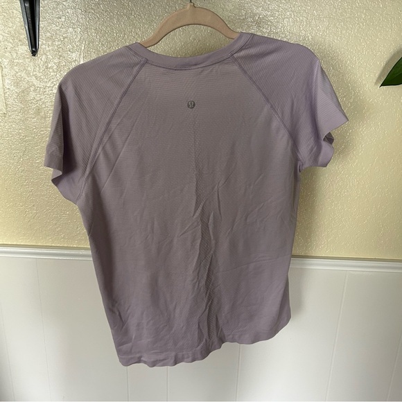 Lululemon Swiftly Tech 2.0 Short Sleeve Shirt in Lilac - Picture 2 of 2